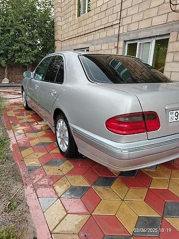 c 202 stopu: Mercedes-Benz E 240: 2.6 l | 2000 il Sedan — 4
