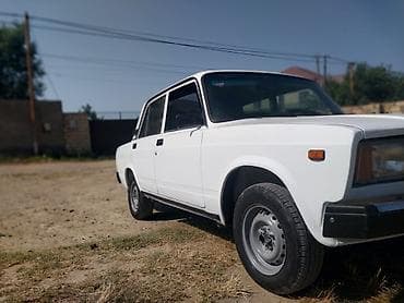 nissan satisi: VAZ 2107, ağ rəng, sedan gövdə. Klassik kvadrat dizayn, xrom ön — 2