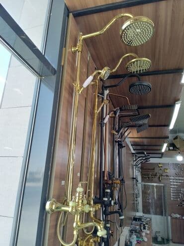смеситель для душа купить в баку: Banyolar üçün nəzərdə tutulmuş qızılı rəngli duş sistemi. Bu sistem — 2