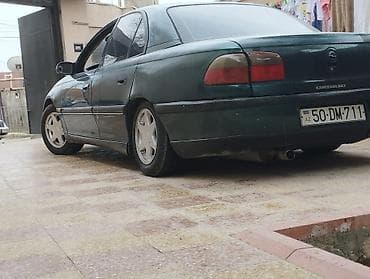 w205 fara: Opel Omega sedan - Kuzov: 4 qapılı sedan, tünd yaşıl rəng - Nömrə — 2