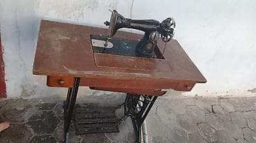 antik pullar: Ayaq pedallı tikiş maşını və taxta stol - Klassik mexaniki (ayaqla — 3