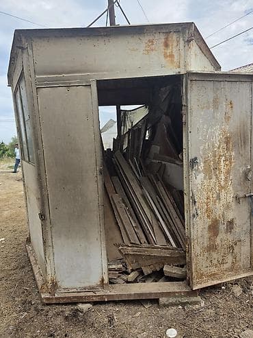 Butkalar, köşklar: Dəmir köşk – 6 tərəfli, piramida formalı konstruksiya. Ölçülər: hər — 4