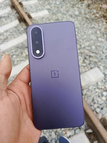 optimal telefon: Smartfon – tam ekranlı, ön kameraya görə mərkəzdə deşikli displey - — 6