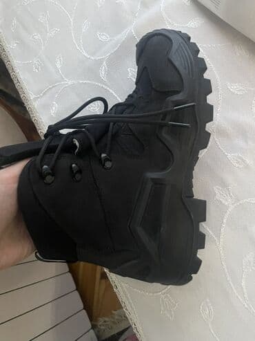 43 le barter ederem.Tamamilə qara rəngdə, bağcıqlı bağlama sisteminə