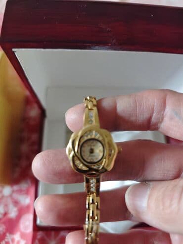 купить золотые часы бу: Hədiyyəlik Qadın qol saatı – qızılı rəng, daş bəzəkli hədiyyə qabında — 5