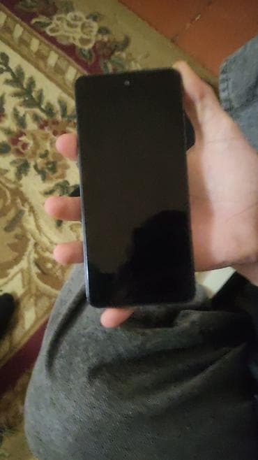 Smartfon – 6,6” təxminən tam ekranlı displey, ön kameranın mərkəzdə