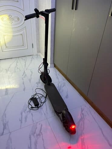 qruz nə deməkdir: Elektrik skuter - Şəhər üçün yığcam və yüngül gövdə, qara rəng - — 1