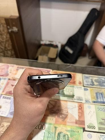 Redmi smartfon - Arxa tərəfdə iri dairəvi modulda kamera sistemi, LED — 4