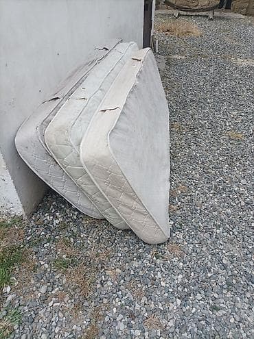 tek neferlik matras: Təsvir: - Standart ölçülü (təxmini tək nəfərlik) klassik yaylı — 1
