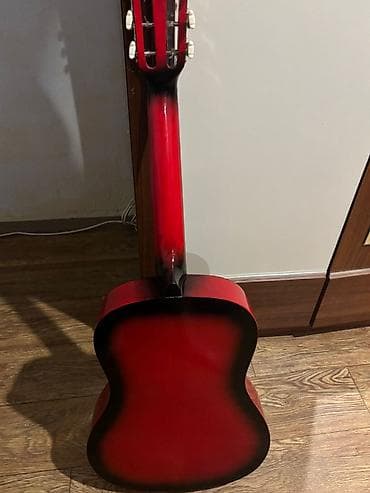 Гитары: Klassik akustik gitara – qırmızı/qaraya keçid rəng çaları ilə. - — 2