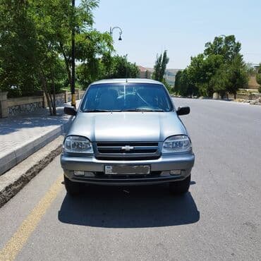 запчасти тойота прадо 120: Chevrolet Niva, boz rəngli kompakt yolsuzluq avtomobili. Texniki — 1