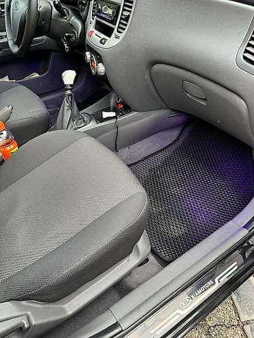 kia optima: Kia Rio hatchback Xarici görünüş: - Rəng: qara - 5 qapılı hatchback — 5