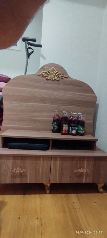 тумбочка под телевизор: İşlənmiş, Düz TV altlığı, Polkalı, Azərbaycan — 1