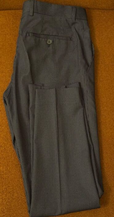 kişi ucun klassik qara kostyum: Bu, rəngli zolaqlı naxışa malik olan tünd rəngli klassik kişi — 1