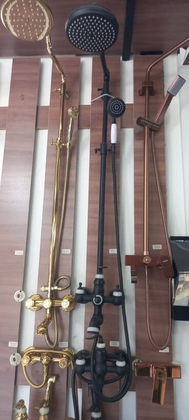 duş kranı: Bu qara rəngli duş sistemi müasir hamamlar üçün nəzərdə tutulmuşdur — 1