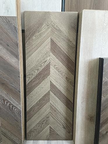 Chevron naxışlı laminat döşəmə paneli - Dizayn: İşıq və tünd palıd