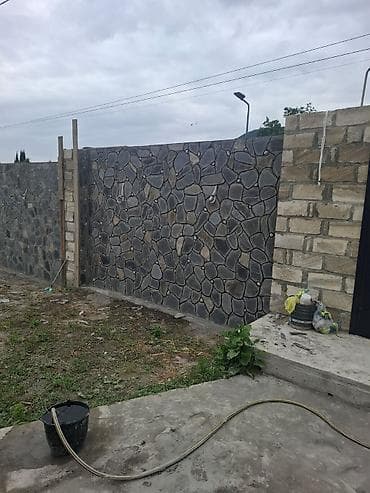 heyet darvazalari: Təbii qaya daşları – boz rəngli, yastı və çoxbucaqlı formalarda — 3