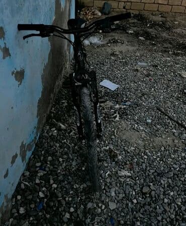 электронный велик: Qara rəngli dağ velosipedi. Bu velosiped möhkəm çərçivəyə və geniş — 3