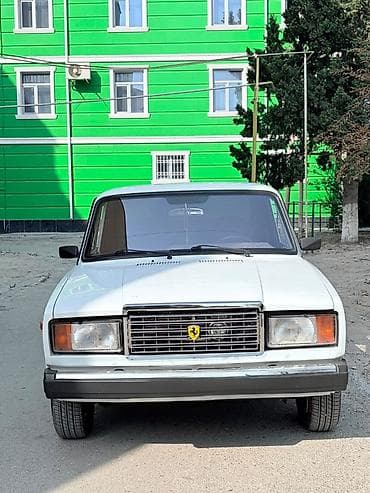 lada dinama: VAZ 2107, ağ rəngli sedan Xüsusiyyətlər və detallı təsvir: - Korpusu — 1