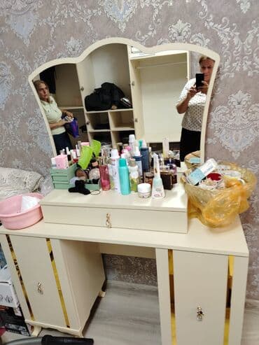 корпусная мебель в рассрочку: 9 ayin mebelidi Ela vəziyyətdədir. Stol stul da var komplekde — 4