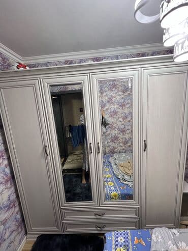 Dolablar: İşlənmiş, Açılan, 4 qapılı Düz dolab, Qarderob, paltar dolabı, Rumıniya — 1