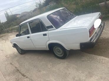 lider disk 07: LADA 2107, ağ rəng. Klassik kuzov, arxa ötürücülü sedan. Avtomobilin — 7