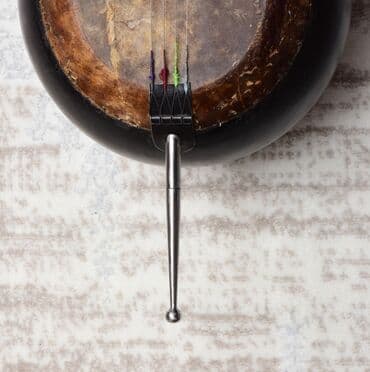 Saz: Kamança xalq çalğı aləti. Çox dəyərlidir. Üstündə çexol, əlavə simlər — 6