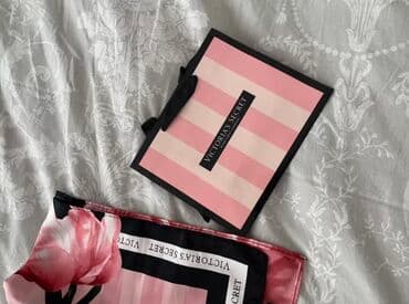 xari bulbul simvolu: Victoria’s Secret kvadrat şərf - Brend: Victoria’s Secret - Dizayn — 2