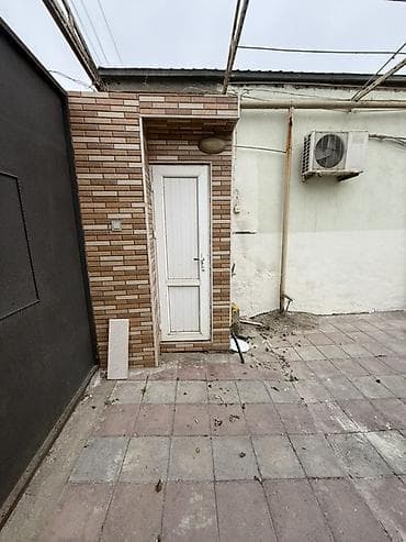 qazaxda ev: Şəhər daxili dar küçədə yerləşən həyət evi. Xüsusiyyətlər: - — 3