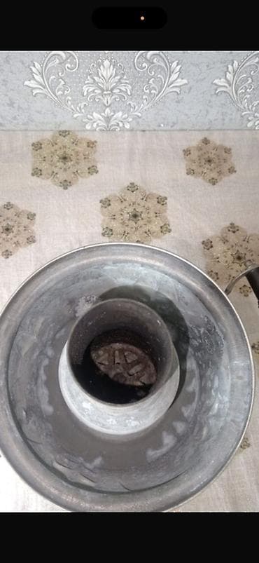 i̇pone 15 pro: Klassik metal samovar - Material: qalın metal gövdə, rellefli naxışlı — 4