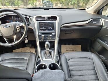 qubada ucuz avtomabiller: Ağ rəngdə Ford Fusion sedanı. Bu avtomobilin salonda rahat — 6