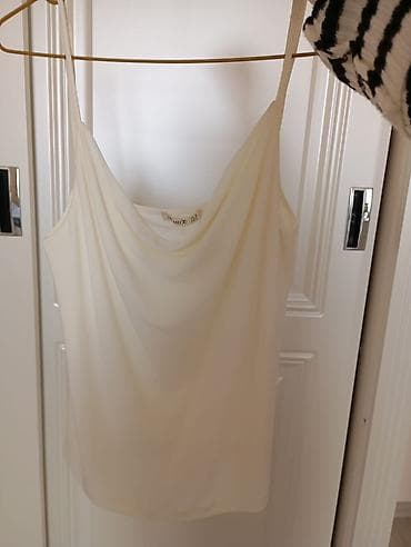 ag papaq: Zərif qadın köynəyi – ip nazik askılı, açıq krem/ağ rəngdə. Ön hissədə — 1