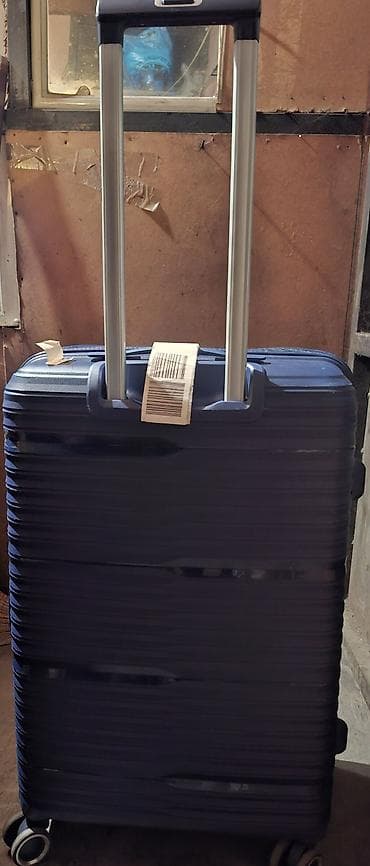 İdman oyunları: Sərt korpuslu, tünd mavi rəngdə səyahət çamadanı. Xüsusiyyətlər: - — 4