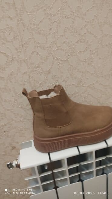 nabuk ayaqqabi: Qadın üçün isti qış botları - Model: Chelsea tipli, yanlarda elastik — 1