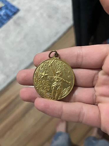 medalar: Sovet dövrünə aid kolleksiya medalları və nişanları dəsti Tərkib: - — 3