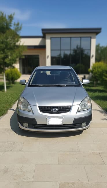 motosiklet tufan m50: Kia Rio hatchback – gümüşü rəngdə, kompakt və qənaətcil şəhər — 2