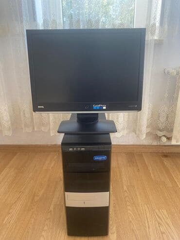 masa üsdü komputer: Masaüstü komputer Köhnə modeldir. İşlədilmir çoxdandır. Üstündə bütün — 1