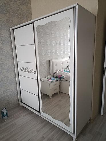 Ağ rəngdə sürgülü qapılı qarderob - İki qapılı konstruksiya: biri tam