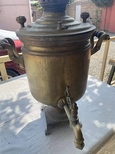 tula qarmon: Bu samovar 1920–1930-cu illərə (erkən SSRİ dövrünə) aiddir. Üzərindəki — 2