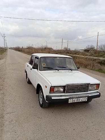 vaz 21 07 satisi: VAZ 2107 sedan – klassik ağ rəngdə, 4 qapılı, arxa ötürücülü. Xarici — 1