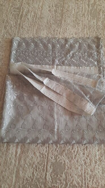 Yüngül boz rəngli tül pərdə paneli, yarpaq və musiqi notları motivləri