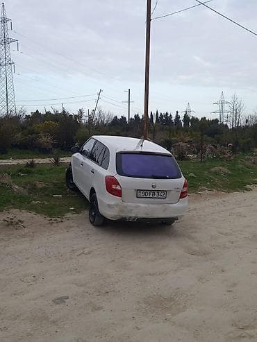 hyundai i30 universal: Skoda Fabia Combi, ağ rəng, universal kuzov. Texniki xüsusiyyətlər: - — 4