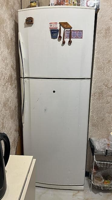 sharp soyuducu servis: İki qapılı soyuducu (üstdə dondurucu) - Rəng: ağ - Qapı düzümü — 1