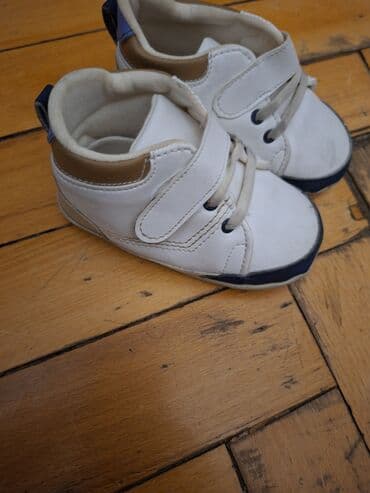 Uşaq ayaqqabıları dəsti - 3 cüt: 1) Ağ rəngli, yumşaq üstlü, ikiqat