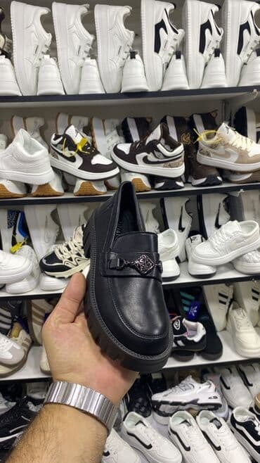 flis kişi tolstovkaları: Məhsul: Kişi və qadın ayaqqabıları – gündəlik və stil kombinasiyası — 6
