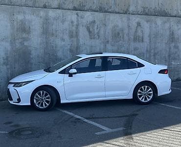 hyundai accent hatchback: Toyota Corolla Hybrid sedan - Rəng: ağ, kuzovda aerodinamik paketli — 5