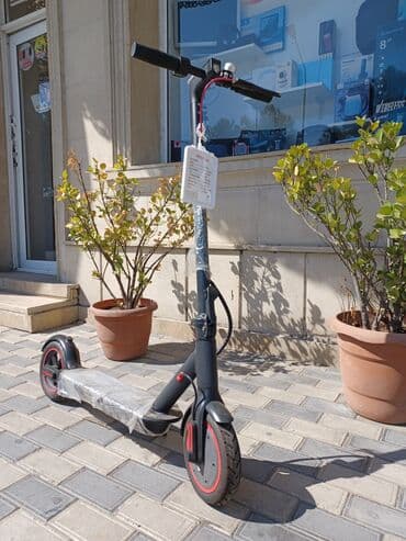 Proton: Ön və arxa təkərlərində qırmızı haşiyəli, qara rəngli elektrik skuter — 4