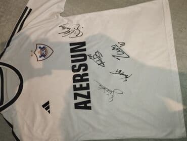 qarabağ forması satışı: 2023/2024 Qarabağ futbol forması və üzərində 5 futbolçu imzası var — 3