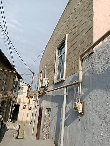 şadlıq evi: Ev Bülbülədə 140 və 79 nömrəli məktəbin yanında imamzadə tərəfdə 2 — 6