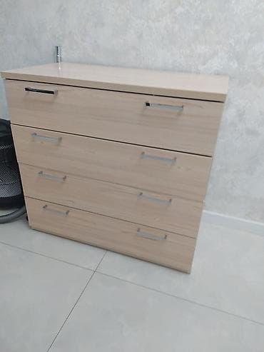sam: Ağac teksturalı, açıq şam rəngində 4 çekmeceli komod. Xüsusiyyətlər — 1